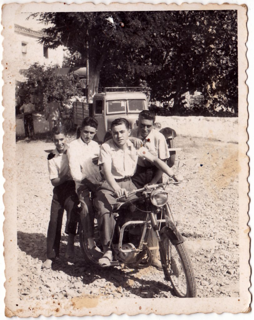 Fira Santa Cristina a l'Ermita. Sobre la moto, d'esquerra a dreta: un desconegut, Juanito Calo, José Sorribes i Eladio