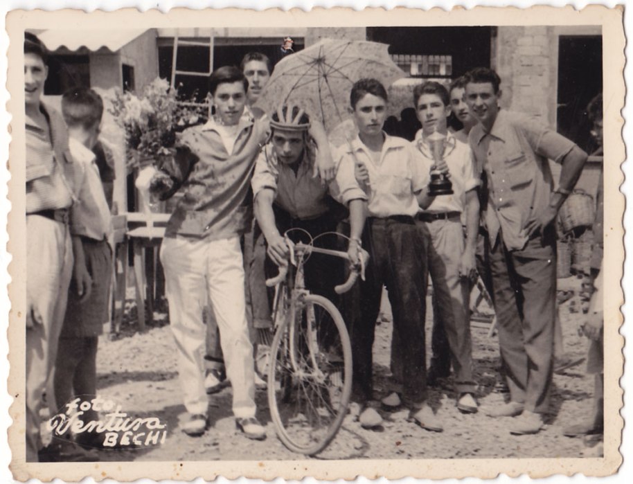 Una carrera ciclista el diumenge 30 d'agost de 1959, festes de Sant Joan. Darrere veiem obres a la carretera. Ja havia començat la urbanització. Els retratats són José Pansa i darrere pareix Juanito Pau. No hem reconegut el ciclista, però a la dreta té a Juanito Calo, Antonio el Pellero i Peret el de Vilavella