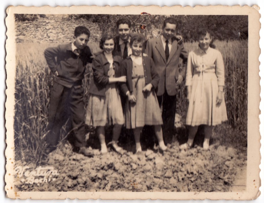 Foto del dissabte 26 d'abril de 1958. Els chiquets són Vicente Vilara, Teresa Cruz, Joaquín de Músic, Carmen de Calo, Pascual de Nano i Lolita Sabullera