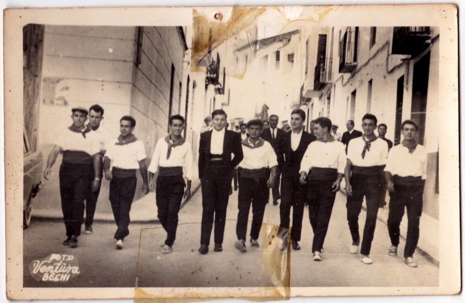 La resta de les imatges són de la correguda de bous celebrada el divendres 30 d'agost de 1963, de nou a les festes de Sant Joan, en una plaça portàtil. Ja vam donar detalls de la correguda en dos fotos publicades, respectivament, a les col·leccións GENERAL 2, i JOSÉ RICO 2. Ací estan pegant la volta al poble amb la banda de música. Els mossos són, començant per l'esquerra, Francisco Roc, Miguel de Panxut, Cantos, Eladio, Bonet entre dos toreros, i Felip entre dos desconeguts