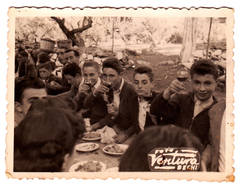Foto Ventura, Betxí, datada darrere el divendres un de novembre de 1957, dia de Tots Sants. Estan de paella a l'Ermita i els xiquets no se priven de brindar amb vi. De dreta a esquerra són Vicente Casota, Benjamín de Cabedo, Juanito Calo, Ángel, José Manzana i Pasqualet de Baleso.