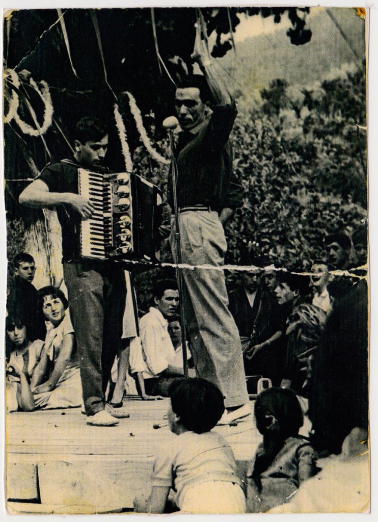 Arreu de les festes José Bastero amenitzava amb el seu acordió. No coneixem al cantant ni al públic. El lloc pareix ser l'Ermita.