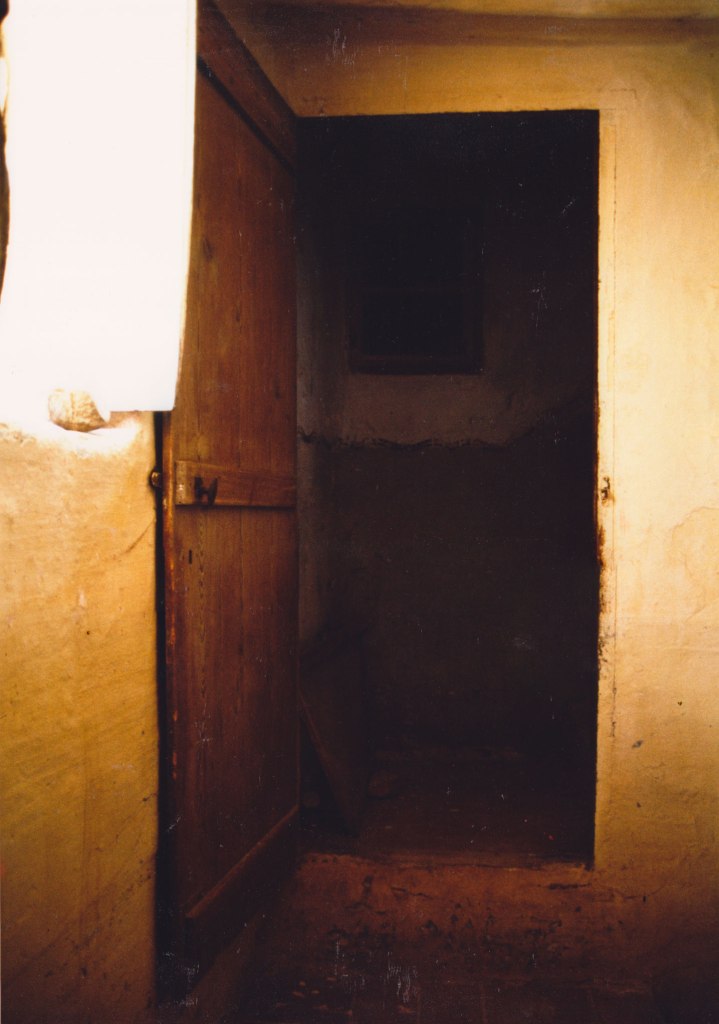 Interior en groc al Molí Dalt sobre 1990. A les escales es pot veure el sòcol gris rematat per una línia ondulada