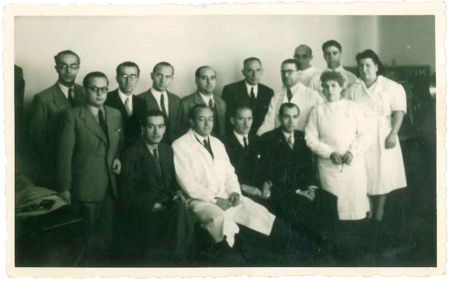 Grupo de médicos y enfermeras, 1945. Don Juan se encuentra en la primera fila, de los que están sentados es el tercero desde la izquierda