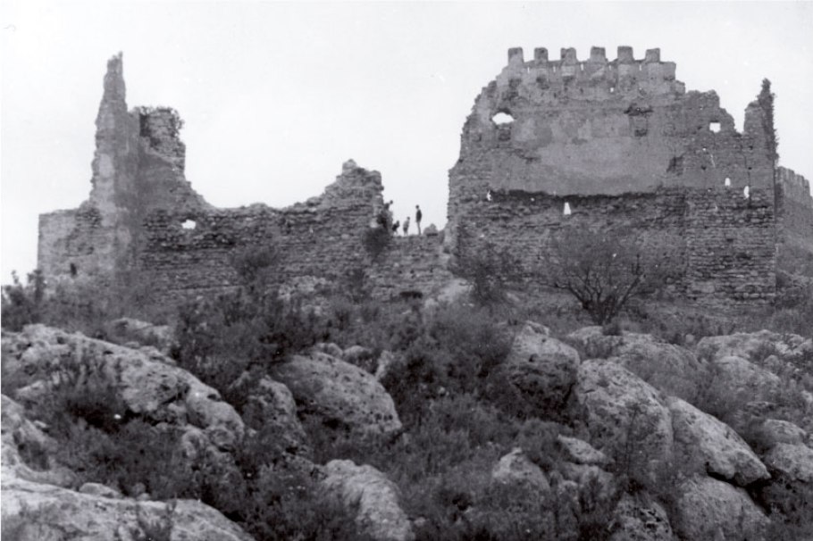 Foto A-10). Artana. Castillo de Artana. Muralla de levante del citado castillo derruida al ser eliminadas las tres potentes torres que la enmarcaban.
